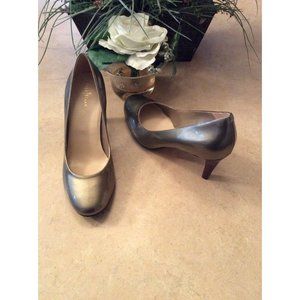 New COLE HAAN Women's Silver Gray Patent Leather Heels Pumps Size 9B. $150.